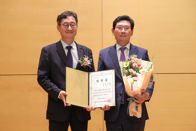 5-6. 이상일 용인특례시장(오른쪽)이 김국현 처인구선거관리위원회 위원장(왼쪽)에게 당선증을 받았다..jpg