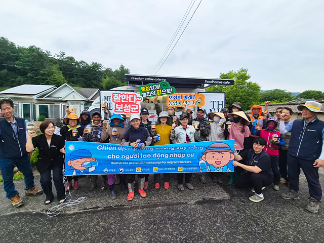 1-1. 보성군·전남노동권익센터, 외국인 계절근로자 온열질환 예방 나서_보성군은 전남노동권익센터와 함께 감자 수확 현장을 찾아 외국인 계절근로자와 이주노동자를 대상으로 여름철 온열질환 예방 캠페인을 했다.jpg