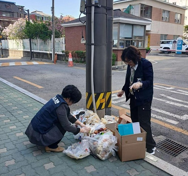 4. 26년 4월 무단투기 쓰레기를 단속하는 모습.jpg