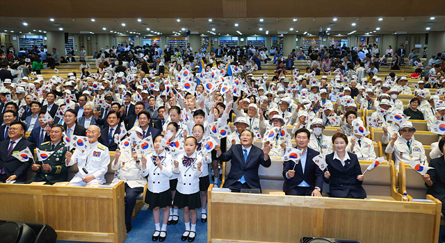 7-4. 이상일 용인특례시장이 21일 새에덴교회에서 열린 '보훈 평화 음악회'에 참석했다..jpg