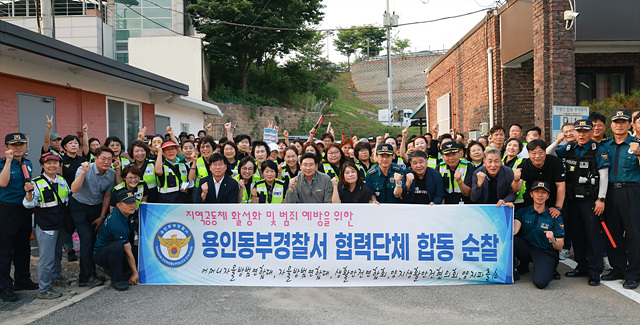 13-2. 이상일 용인특례시장이 29일 용인동부경찰서 어머니방범대연합대와 양지파출소가 주관한 야간 합동 순찰에 참여했다..jpg