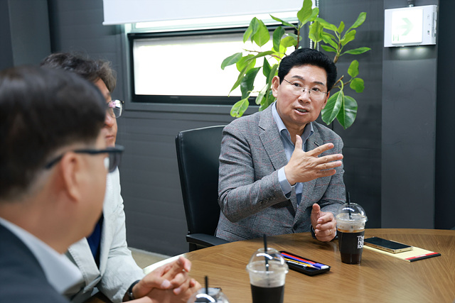 17-3. 이상일 용인특례시장이 1일 이동·남사읍 첨단시스템반도체 국가산단 보상이 이뤄지고 있는 현장사무실을 방문했다.jpg