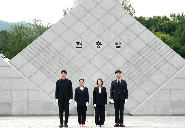 [보도자료 사진02]제10대 하남시의회 현충탑 참배로 공식 출범 오직 시민을 위한 4년 다짐.jpg