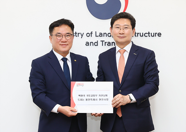 5. 이상일 용인특례시장이 지난 2024년 6월 5일 백원국 국토교통부 제2차관을 만나 교통망 확충을 건의한 모습.jpg