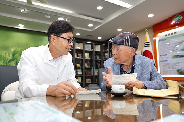 2-2. 보성군, 66년 시계방 지킨 이삼종 대표 장학금 2천만 원 기탁_좌 보성군수 김철우, 우_일광당 이삼종 대표.jpg