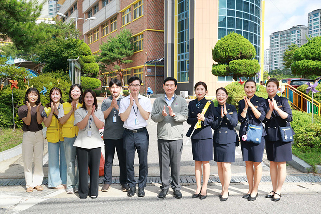 6-5. 이상일 용인특례시장이 13일 수지구 성복동 효자초 현장 점검을 마친 뒤 서부녹색어머니회 회원 등 관계자들과 기념사진 촬영을 하고 있다.jpg