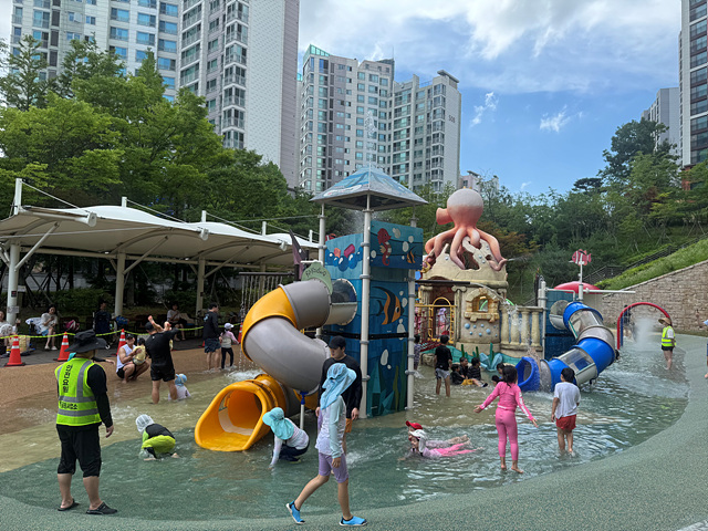 2. 용인특례시는 15일부터 지역 12개 공원 물놀이장을 개장한다.jpg