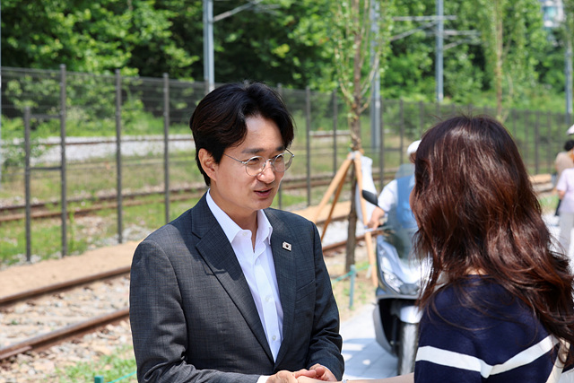 [노원구 보도사진2]주민과 소통하는 서준오 노원구청장.jpg