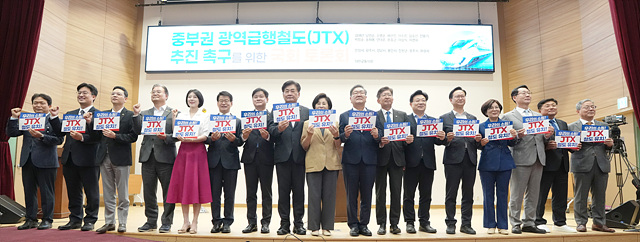 8-2. 13일 국회의원회관 대회의실에서 열린 결의대회 참석자들이 피켓을 들고 있다.jpg
