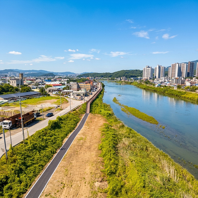 2-2. 용인특례시는 처인구 모현읍 한국외국어대학교 사거리부터 리버빌까지 경안천 0.7㎞ 구간 산책로를 조성했다.jpg