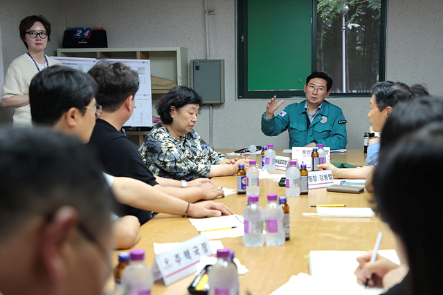 7-4. 이상일 용인특례시장은 14일 오후 상현동 광교포레듀엔 아파트를 찾아 주민들의 민원 사항을 청취하고, 관련 부서에 검토를 지시했다.jpg