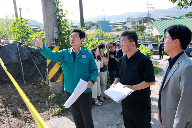 10-3. 이상일 용인특례시장이 15일 처인구 남사읍 진목리 집중호우 피해 현장을 살펴보고 있다.jpg