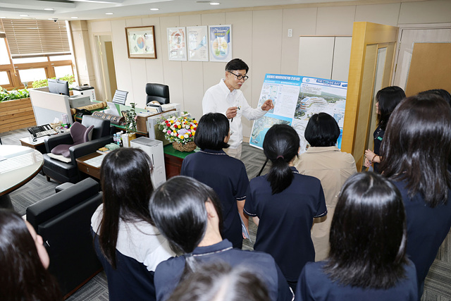 1-2. 보성군, 중학생 대상 _마을 연계 체험학습_ 운영_김철우 보성군수가 보성군청에 방문한 보성여자중학교 학생들에게 현안 사업에 대해 설명하고 있다.jpg