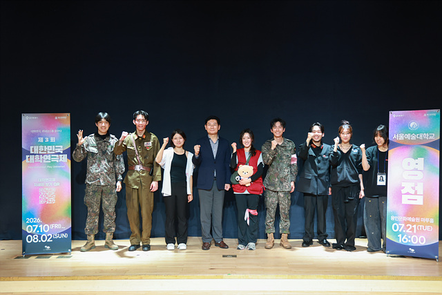 5-3. 이상일 용인특례시장이 21일 '제3회 대한민국 대학연극제' 본선 경연 작품 '영점' 관람 후 연기자들과 기념 촬영하고 있다.jpg