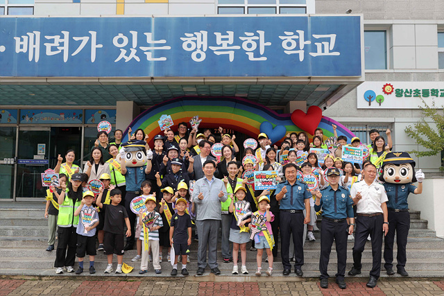 4-3. 이상일 용인특례시장이 처인구 모현읍에 있는 왕산초등학교에서 교통지도봉사를 했다..jpg