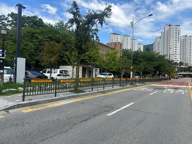 3-2. 용인특례시 기흥구는 동백초등학교 어린이보호구역 안전 펜스를 교체했다.jpg