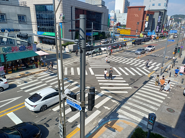 1-2. 용인특례시는 안전한 도로 환경을 조성하기 위해 주요 교차로 6곳의 교통체계를 개선했다. 사진은 처인구청사거리.jpg