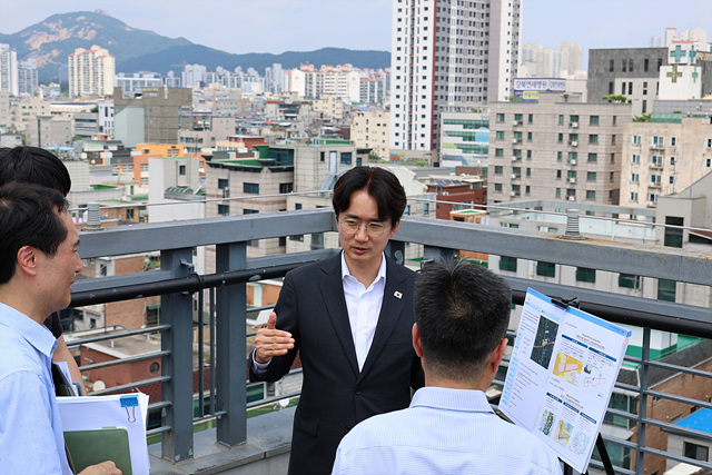[노원구 참고사진02] 현장을 둘러보며 관계자와 논의하는 서준오 노원구청장.jpg