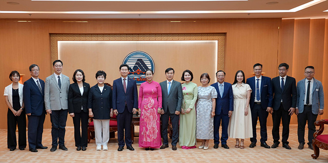 6-1. 7일 다낭시청에서 이상일 시장(왼쪽 여섯째)과 장정순 시의장(왼쪽 다섯째), 신나연 자치행정위원장(왼쪽 넷째), 강영웅 시의원(왼쪽 셋째)이 응우옌티안티 인민위원회 부위원장(왼쪽 일곱째) 등 다낭시 관계자들과 기념사진을 찍고 있다.jpg