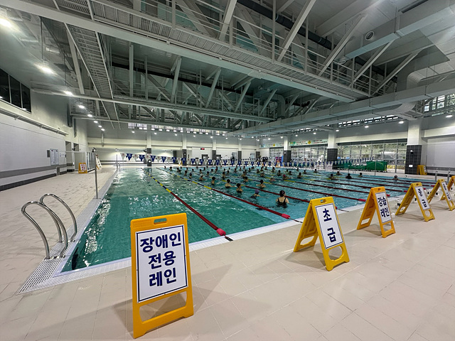 1. 용인특례시가 동백미르휴먼센터 수영장에 장애인 전용레인을 운영한다.jpg