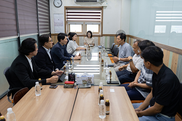 260811_[사진자료] 경상원, 김포 모아패션아울렛 상권 현장 방문…우수 운영사례 공유.jpg
