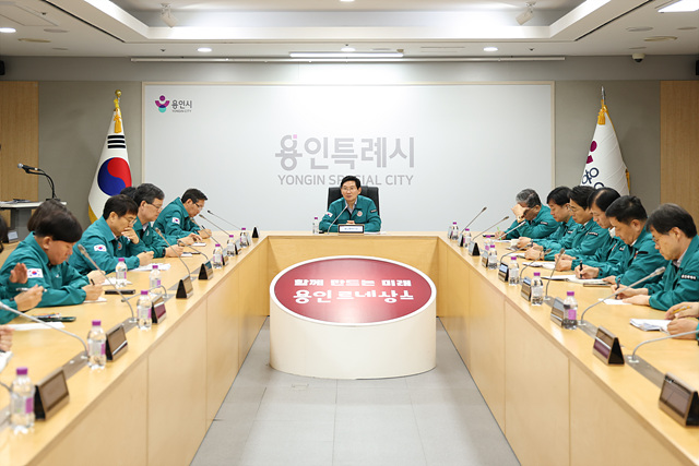 7-3. 이상일 용인특례시장이 11일 시청 영상회의실에서 열린 ‘을지연습 준비보고회’에 참석해 발언하고 있다.jpg