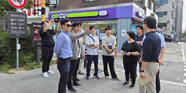 [노원구 보도사진3]서준오 노원구청장이 시의원으로 재임하던 지난해 7월 29일 관계자들과 모여서 교통시설 개선 회의를 진행하고 있다.jpg