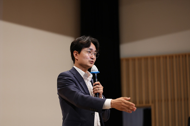[노원구 참고사진03] 재건축 주민설명회에서 주민들의 질의에 응답하고 있는 서준오 노원구청장.jpg