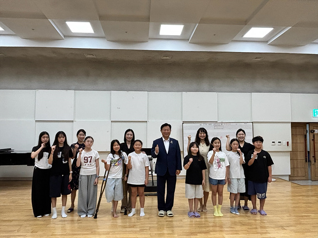0819 신동화 구리시장, 시립소년소녀합창단 찾아 현장 소통1.jpg