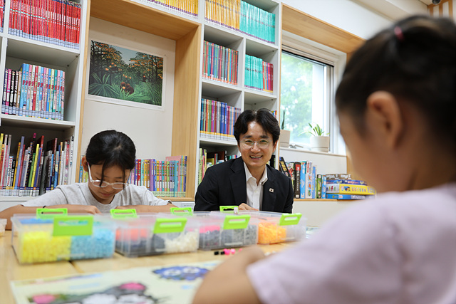[노원구 보도사진1]지난 21일 노원아픈아이돌봄센터를 찾은 서준오 노원구청장이 센터를 이용하는 아이들과 이야기를 나누고 있다.jpg