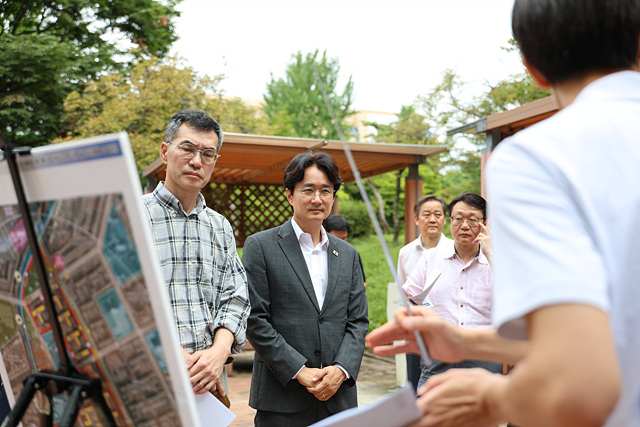 [노원구 보도사진2]8월 25일 서준오 노원구청장이 어린이교통공원에서 신속통합기획 자문위원들과 함께 중계그린아파트 재건축사업 브리핑을 청취하며 논의하는 모습.jpg