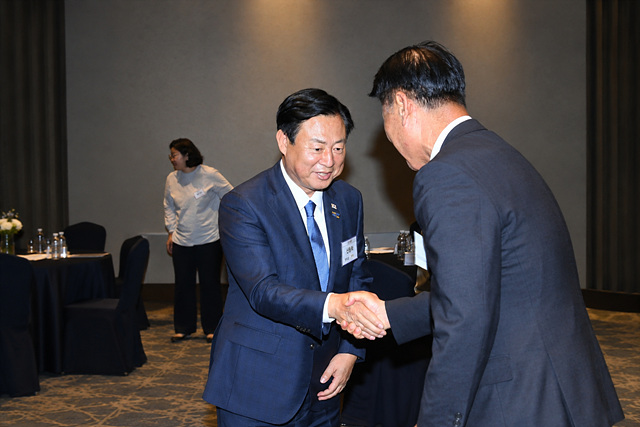 0904 신동화 구리시장, 민선 9기 목민관클럽 출범식 참석… “인공지능(AI) 시대 행정 혁신으로 지속 가능한 구리시 열 것”2.jpg