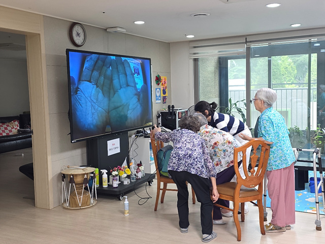 (사진2)하남시, 어르신 건강 궁금증 현장에서 답한다…‘무엇이든 물어보세요’ 운영.jpg