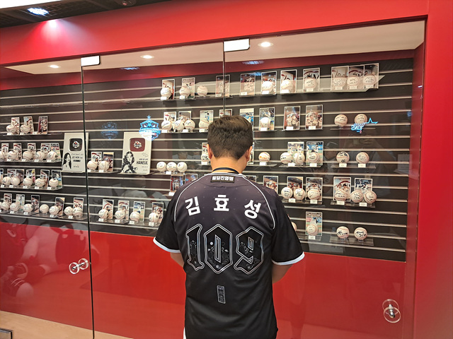 1-2. 용인시자살예방센터 김효성 사회복지사는 8일 자살예방 상담전화 번호인 '109'번을 등 번호로 달고 시구자로 나섰다.jpg